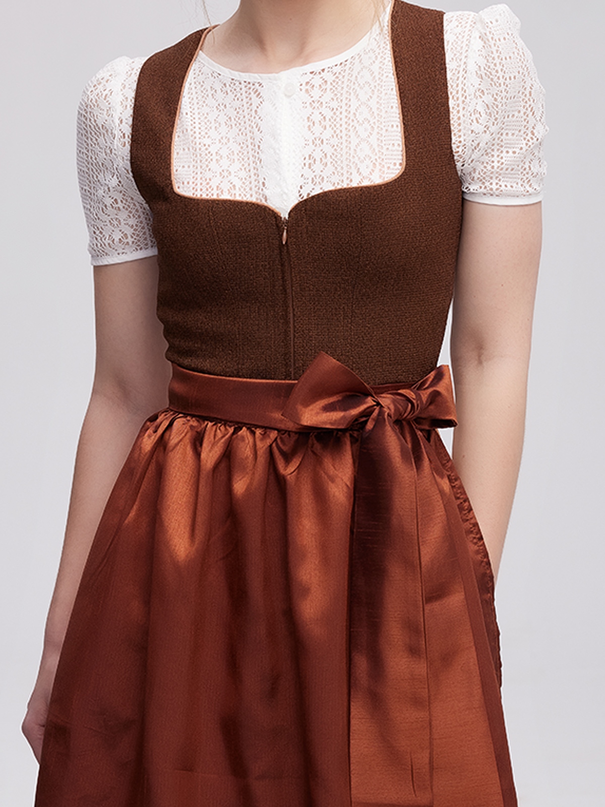 Graues Samt-Dirndl mit modernem Schnitt