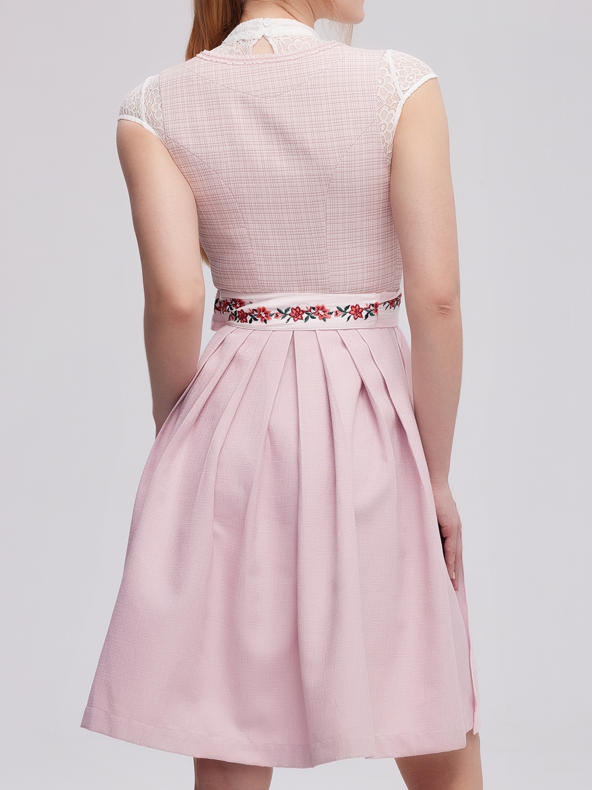 Modernes Dirndl in Rosa mit floralen Details