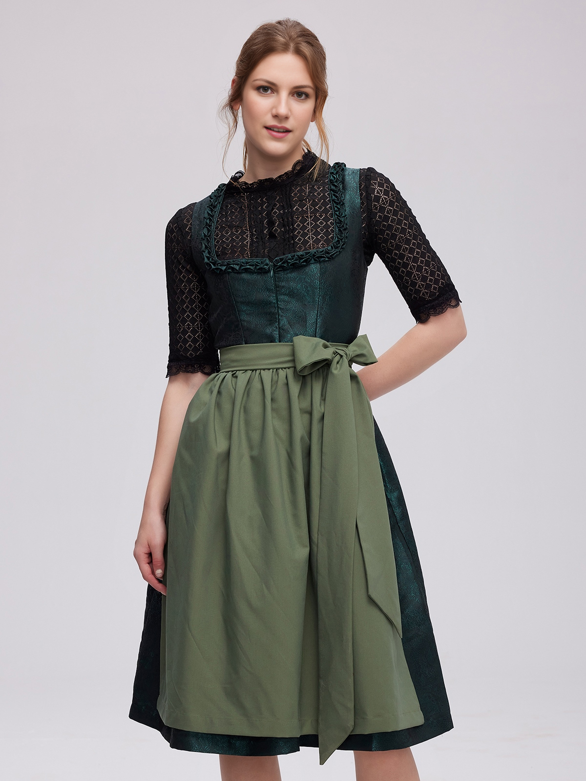 Schwarzes Dirndl mit grünen Akzenten