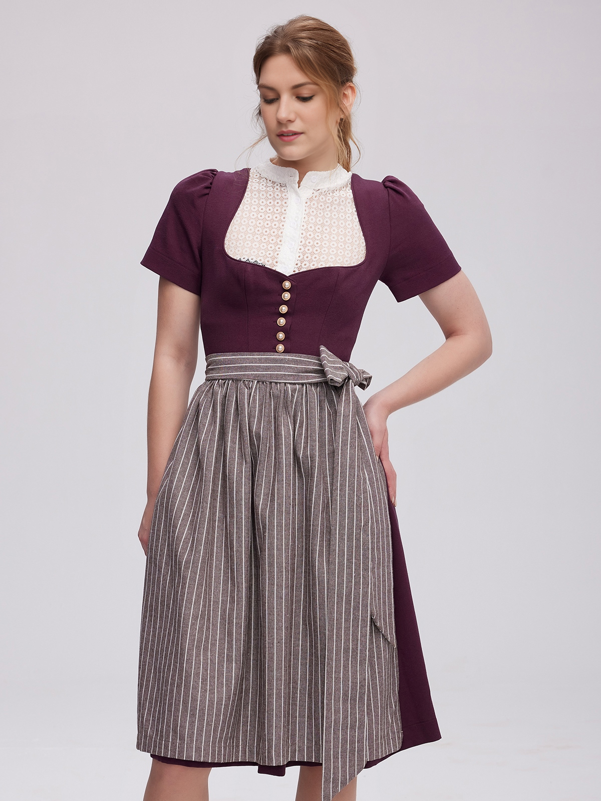 Modernes lila Dirndl mit Punkte-Bluse