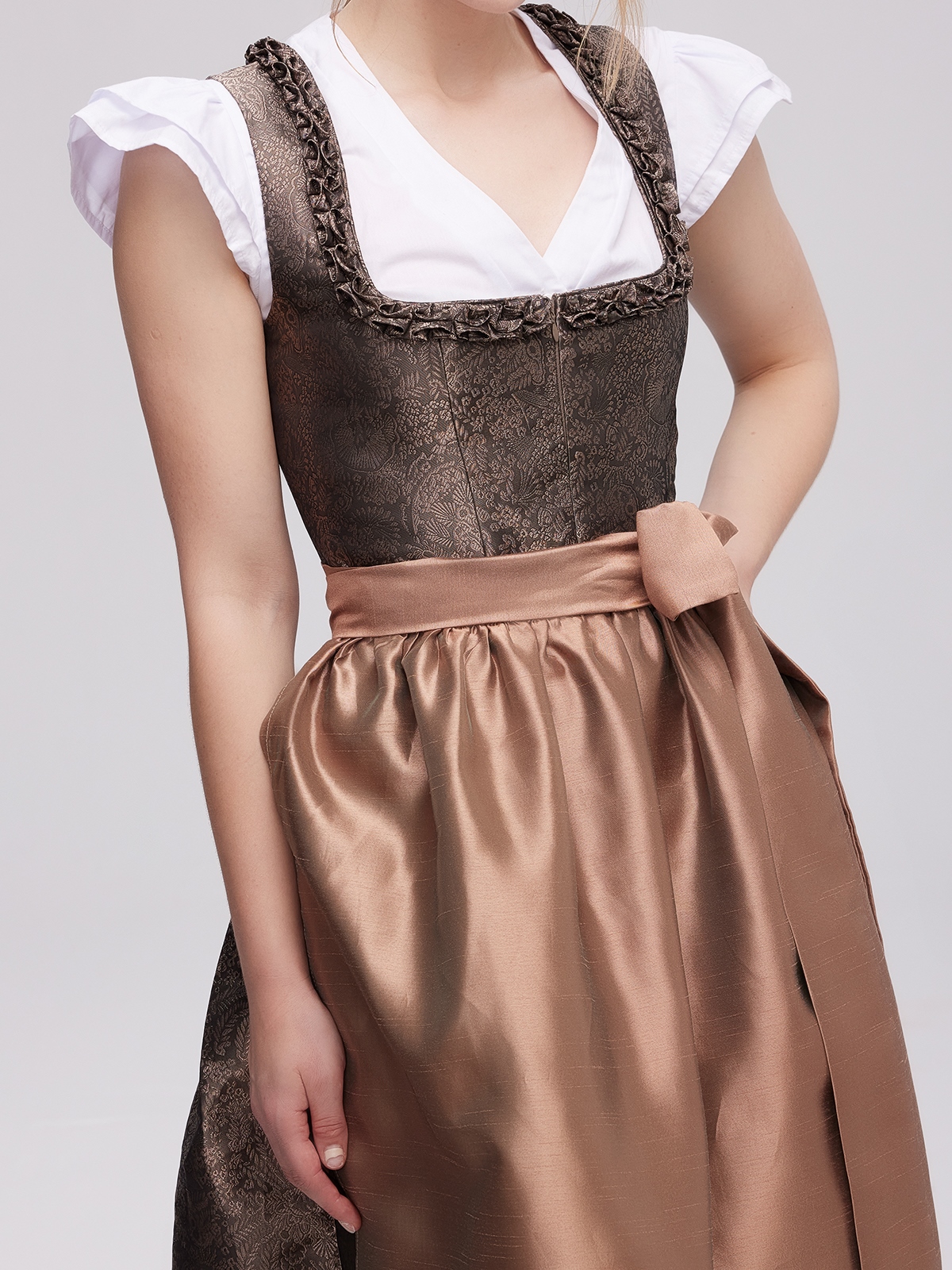 Eine moderne grüne Dirndlbluse in eleganter Ausführung