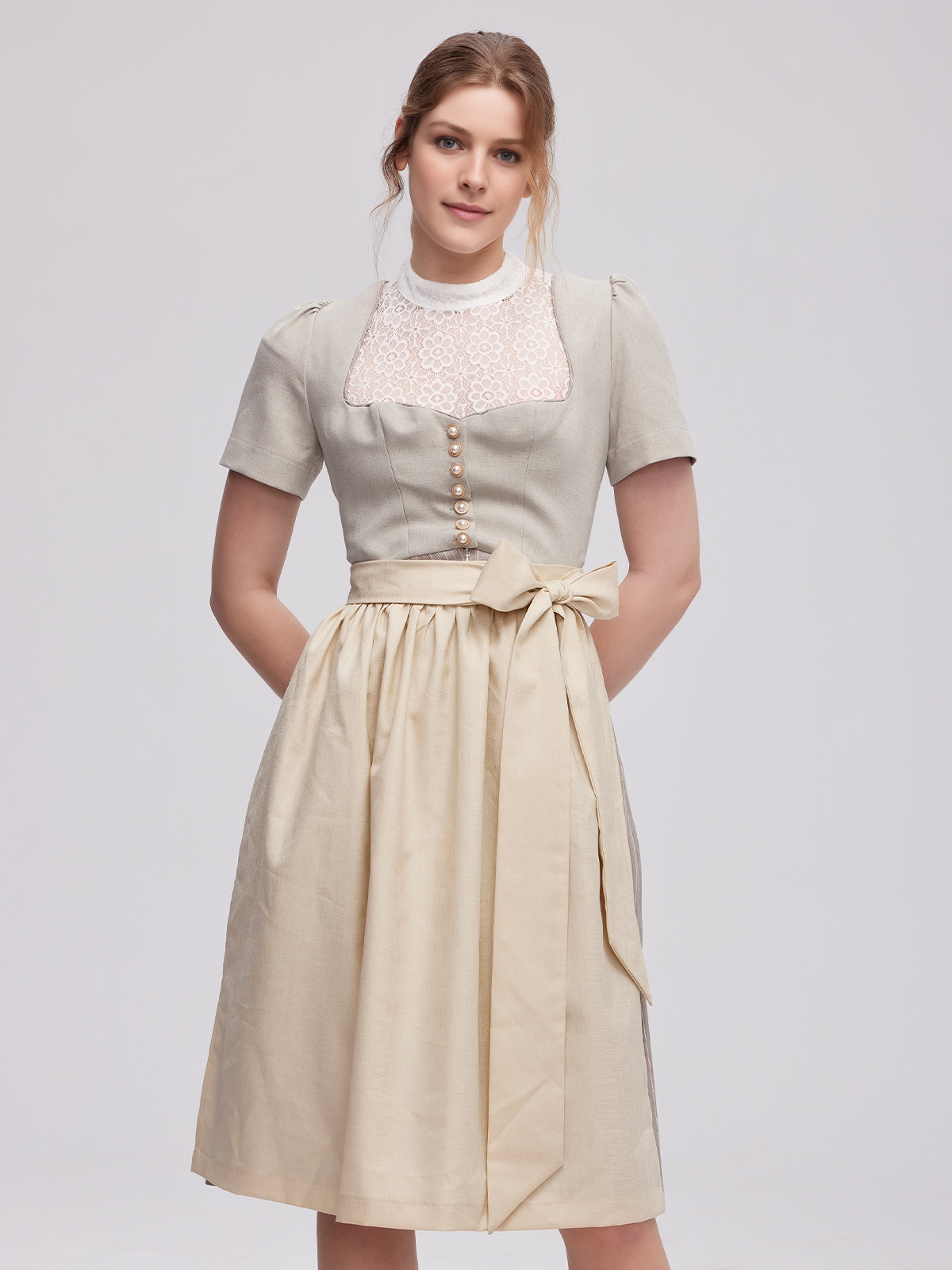 Graue langarm Dirndlbluse mit traditionellen Details