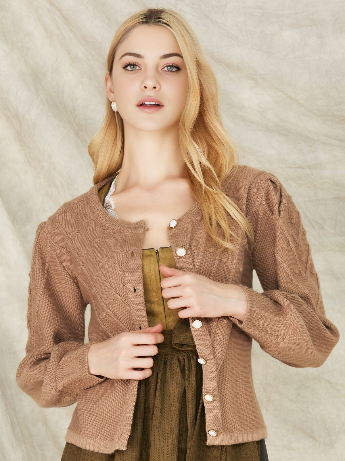 Ein elegantes braunes Dirndl mit besticktem Mieder und weißer Bluse