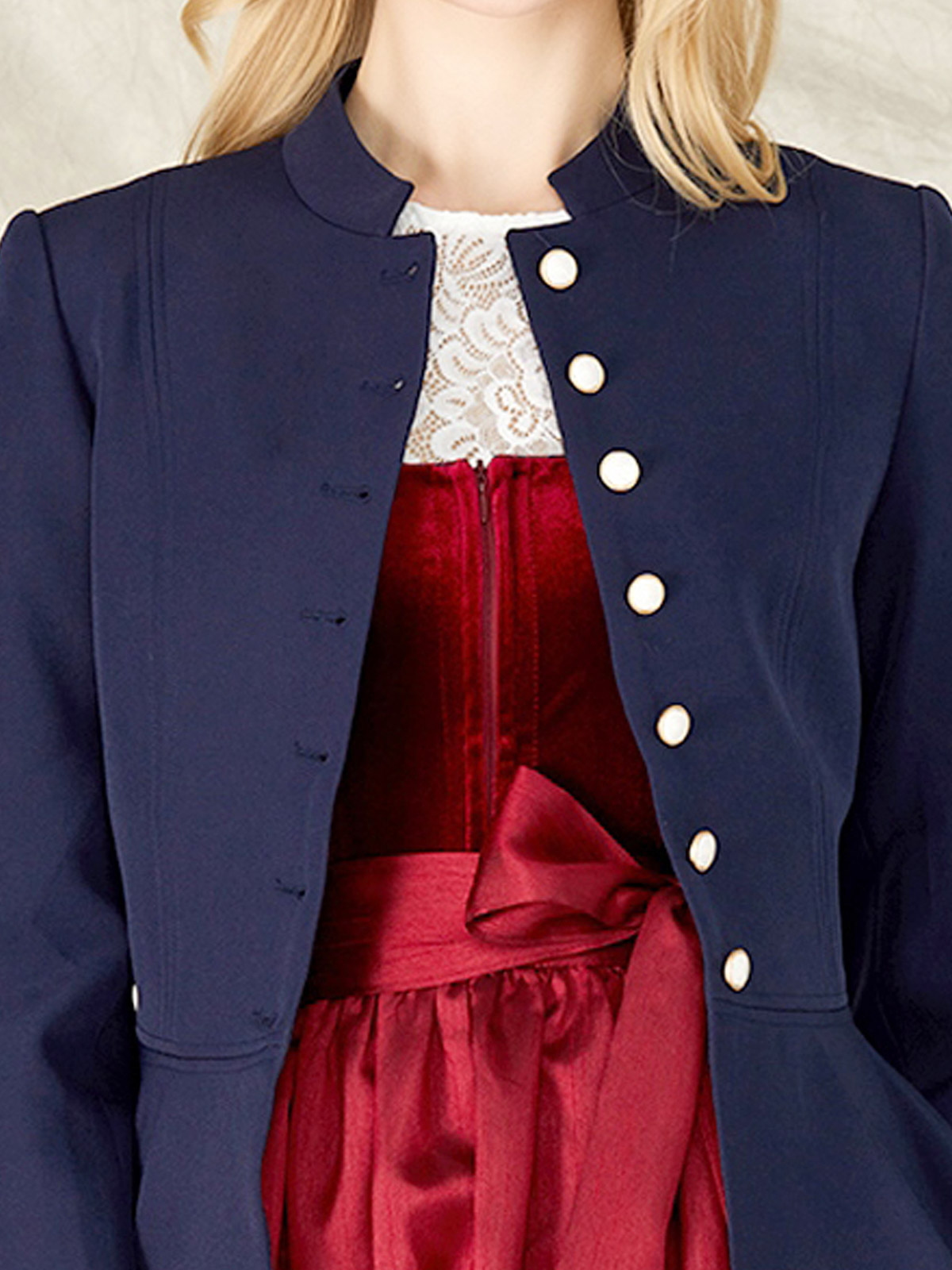 Dirndl in Marineblau – elegant und zeitlos