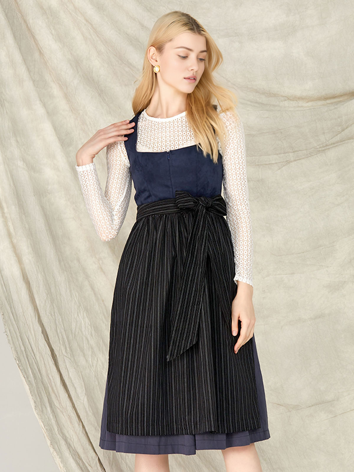 Dirndl in Blau mit floralen Details