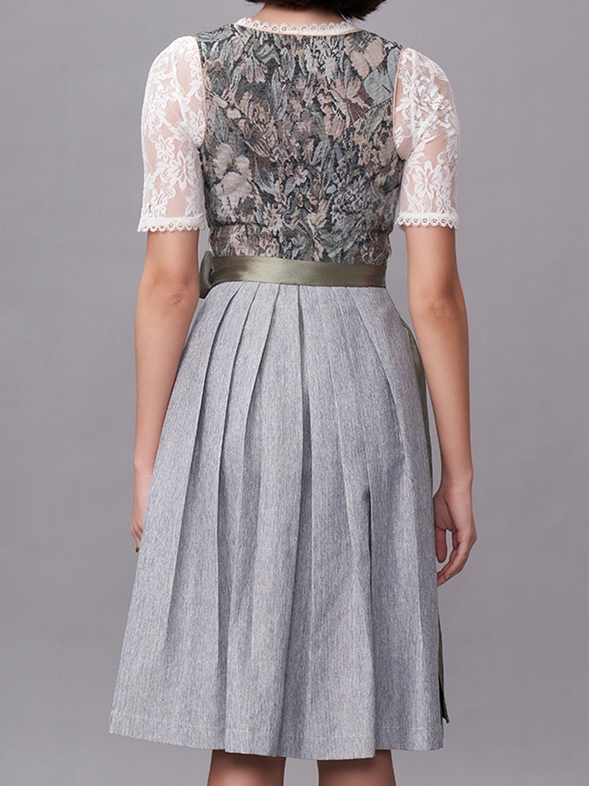 Elegantes grünes Dirndl mit floralen Details