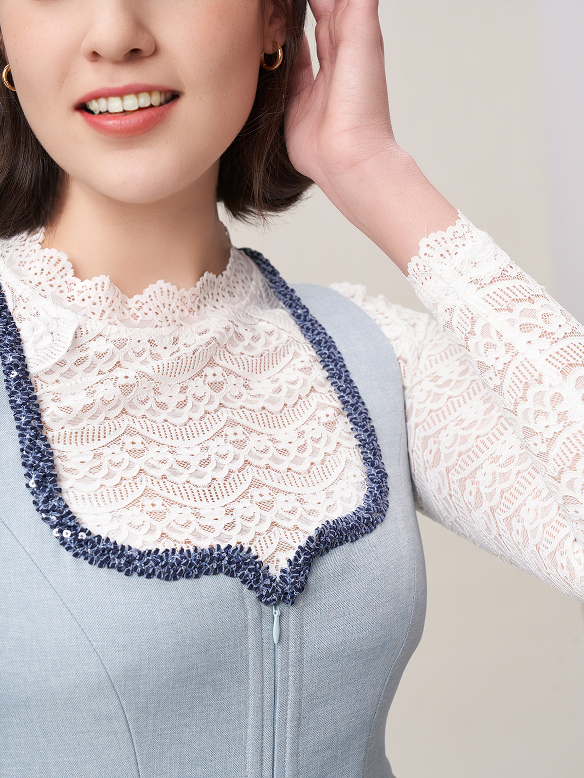 Dirndl in Blau mit traditioneller Schürze