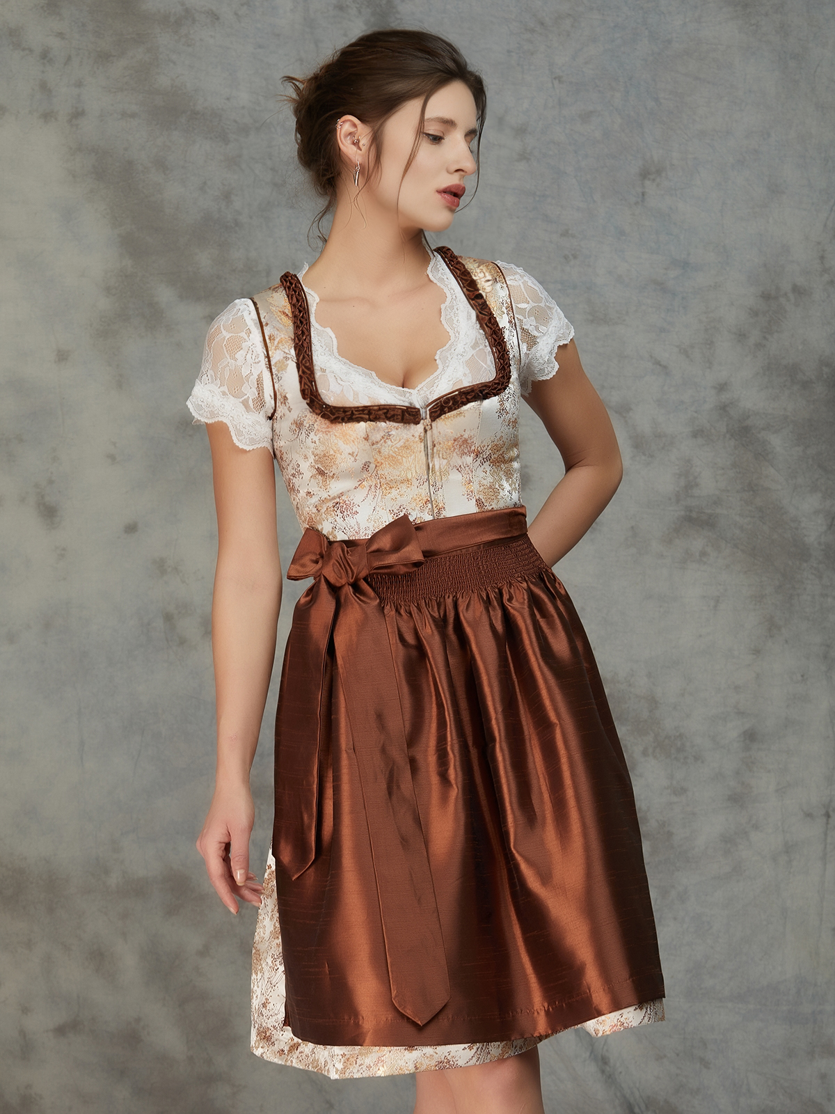 Samtdirndl Grün in eleganter Herbstatmosphäre