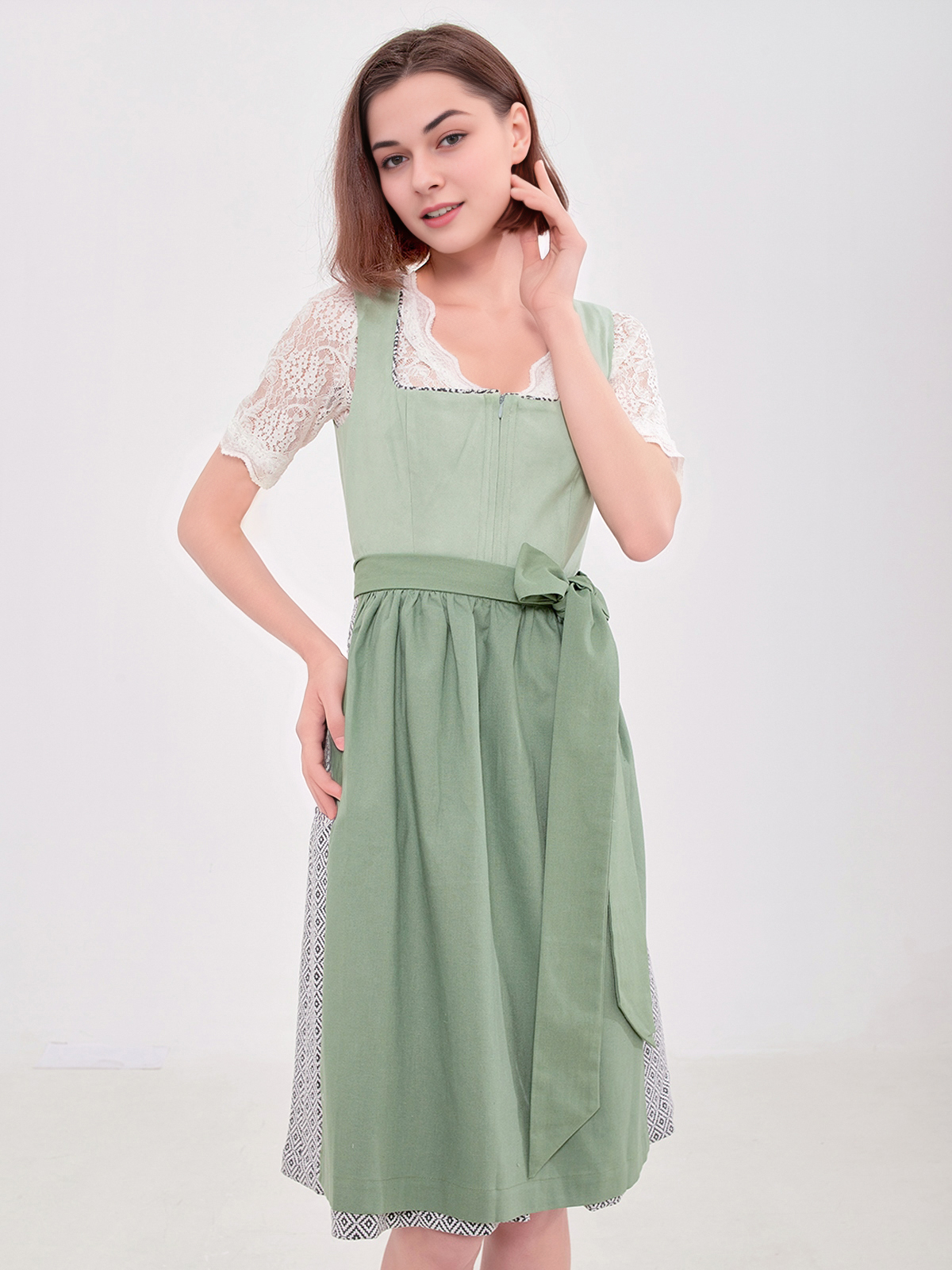 Dirndl mit grünem Mieder und floralen Details