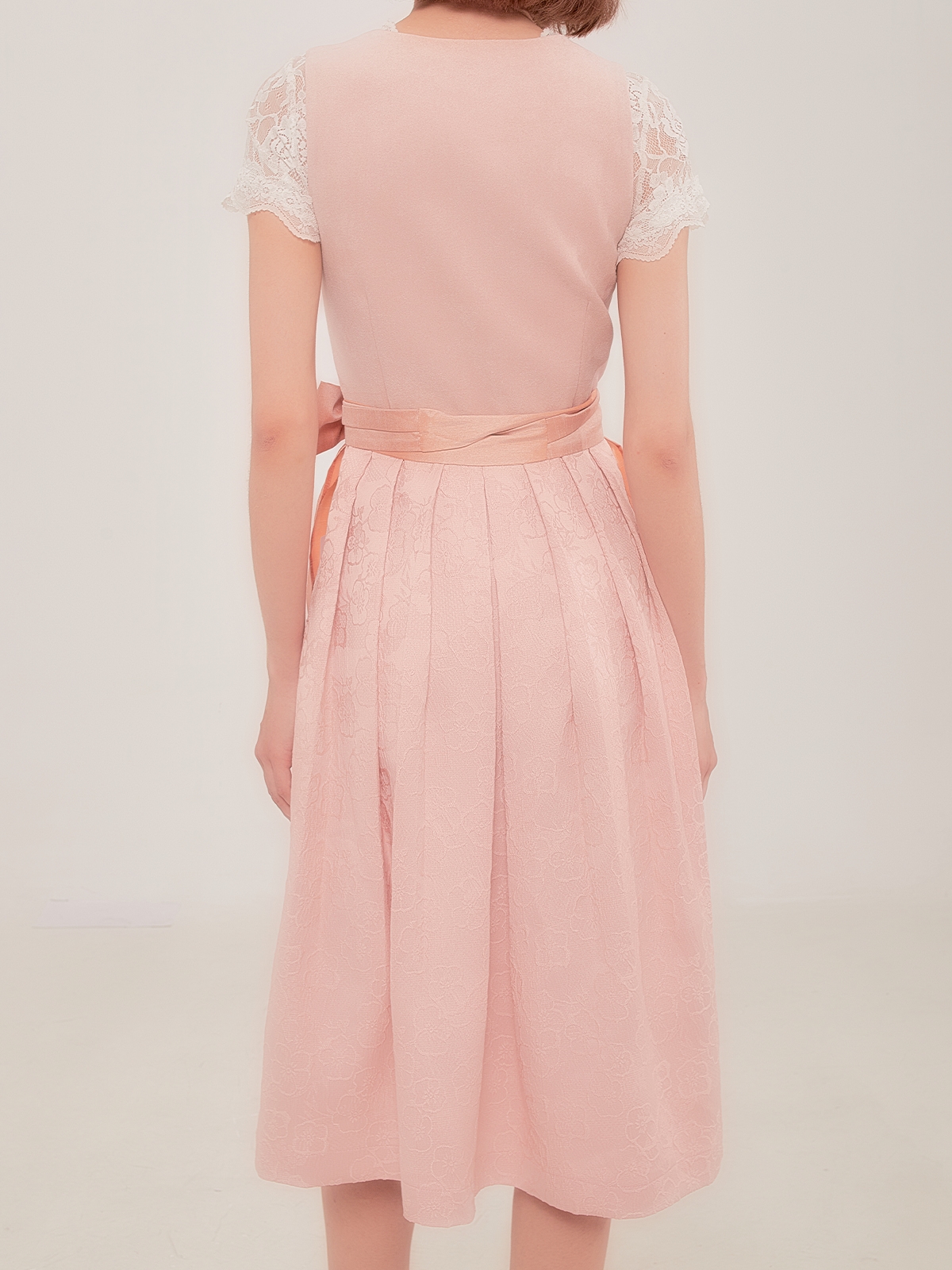 Ein elegantes rosa Dirndl mit feinen Details