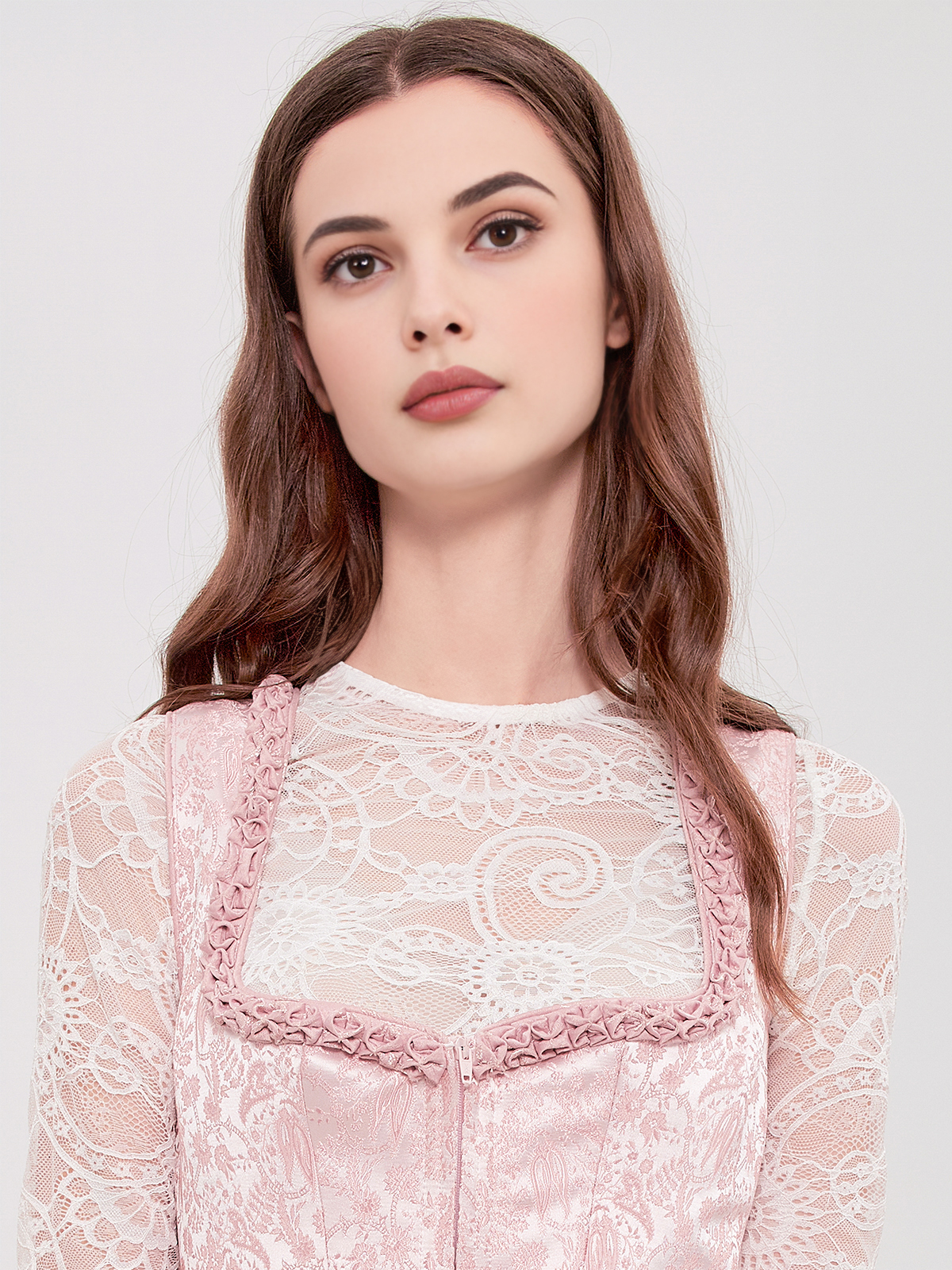 Schwarzes Dirndl mit rosa Schürze – ein moderner Klassiker