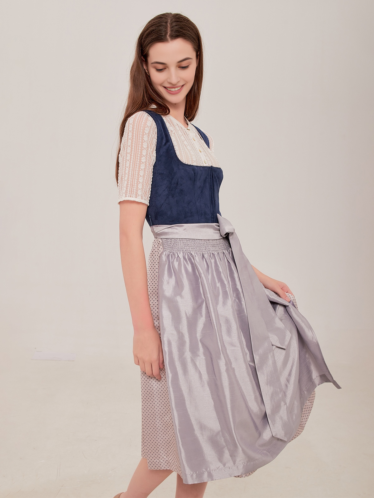 Modernes blaues Dirndl mit traditionellen Elementen