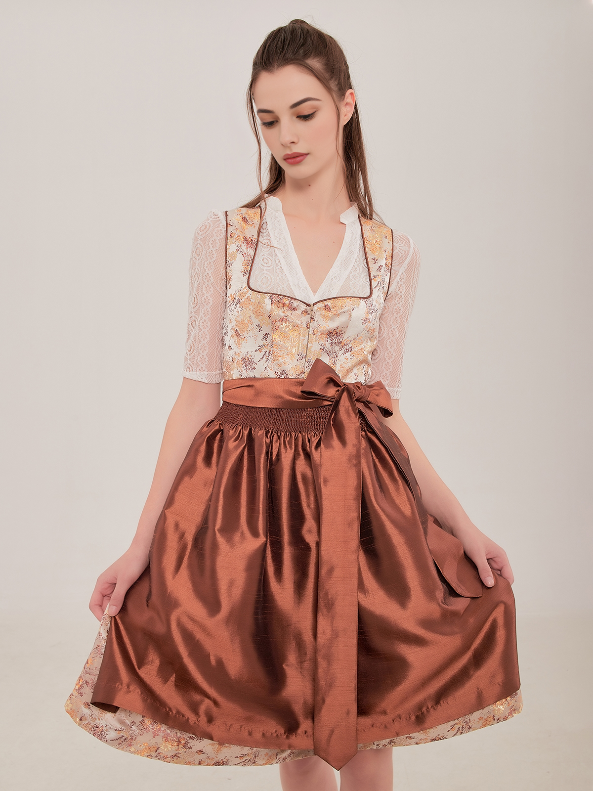 Rotes Samt-Dirndl in eleganter Festtracht