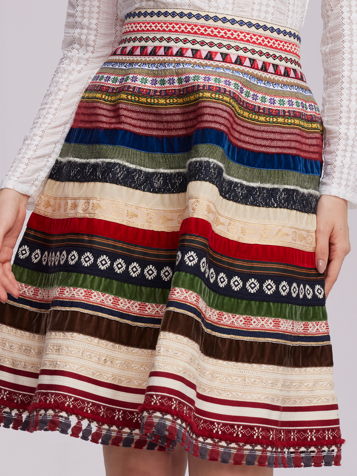 Modernes rotes Dirndl mit grünen Akzenten