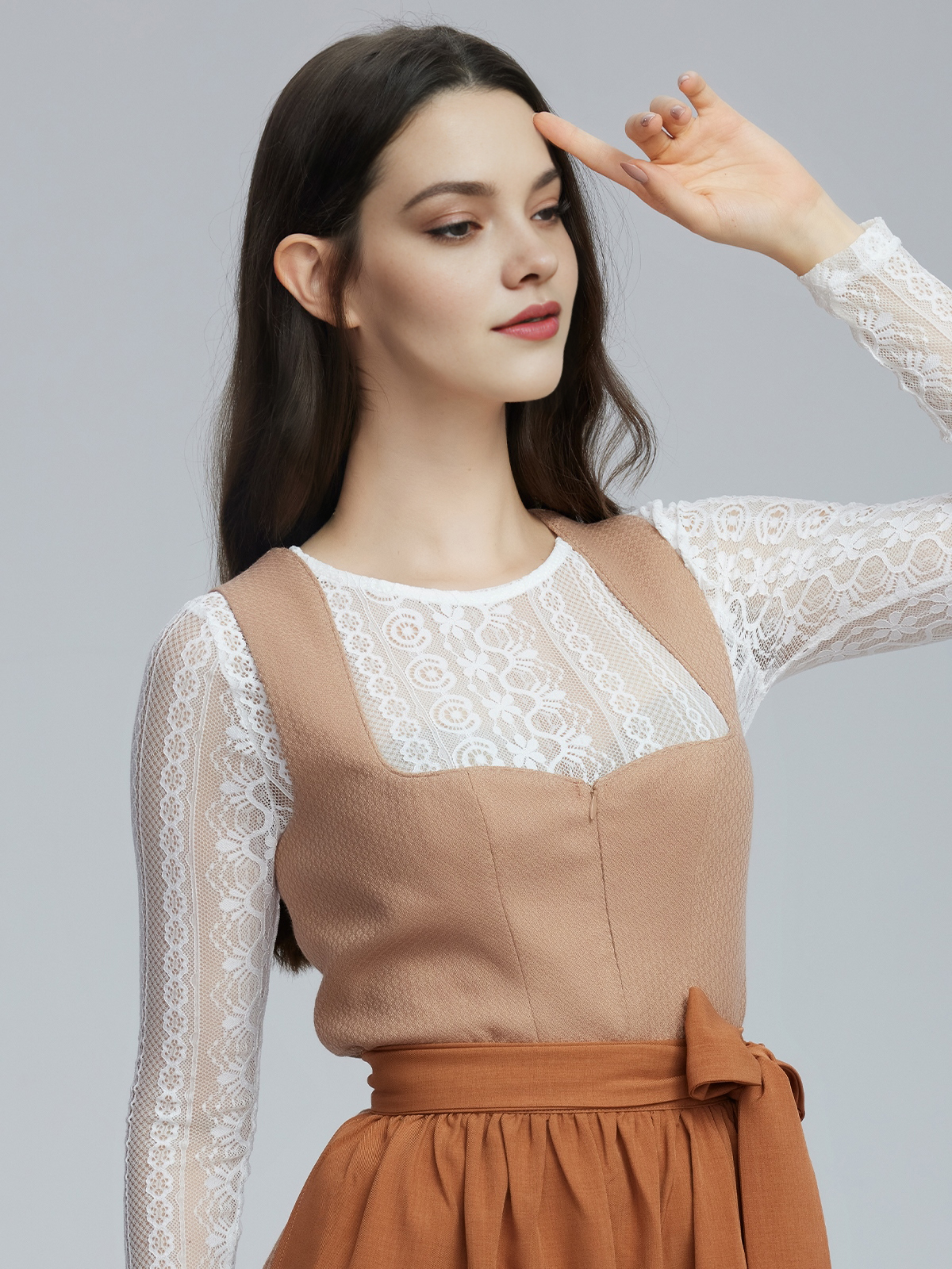 Dunkelrotes Dirndl mit traditioneller Bluse