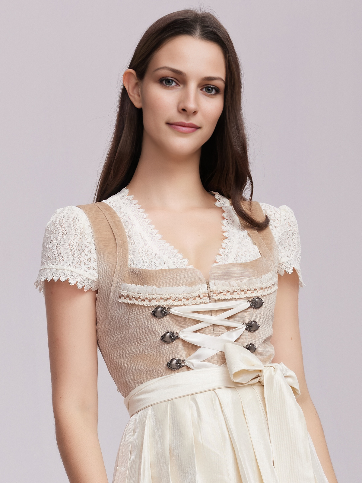 Moderne Dirndlbluse mit Spitzenverzierung