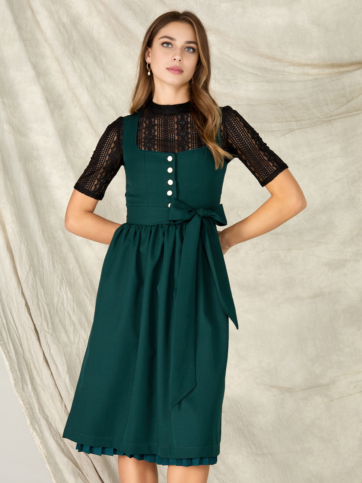 Olivgrünes Dirndl in natürlicher Umgebung
