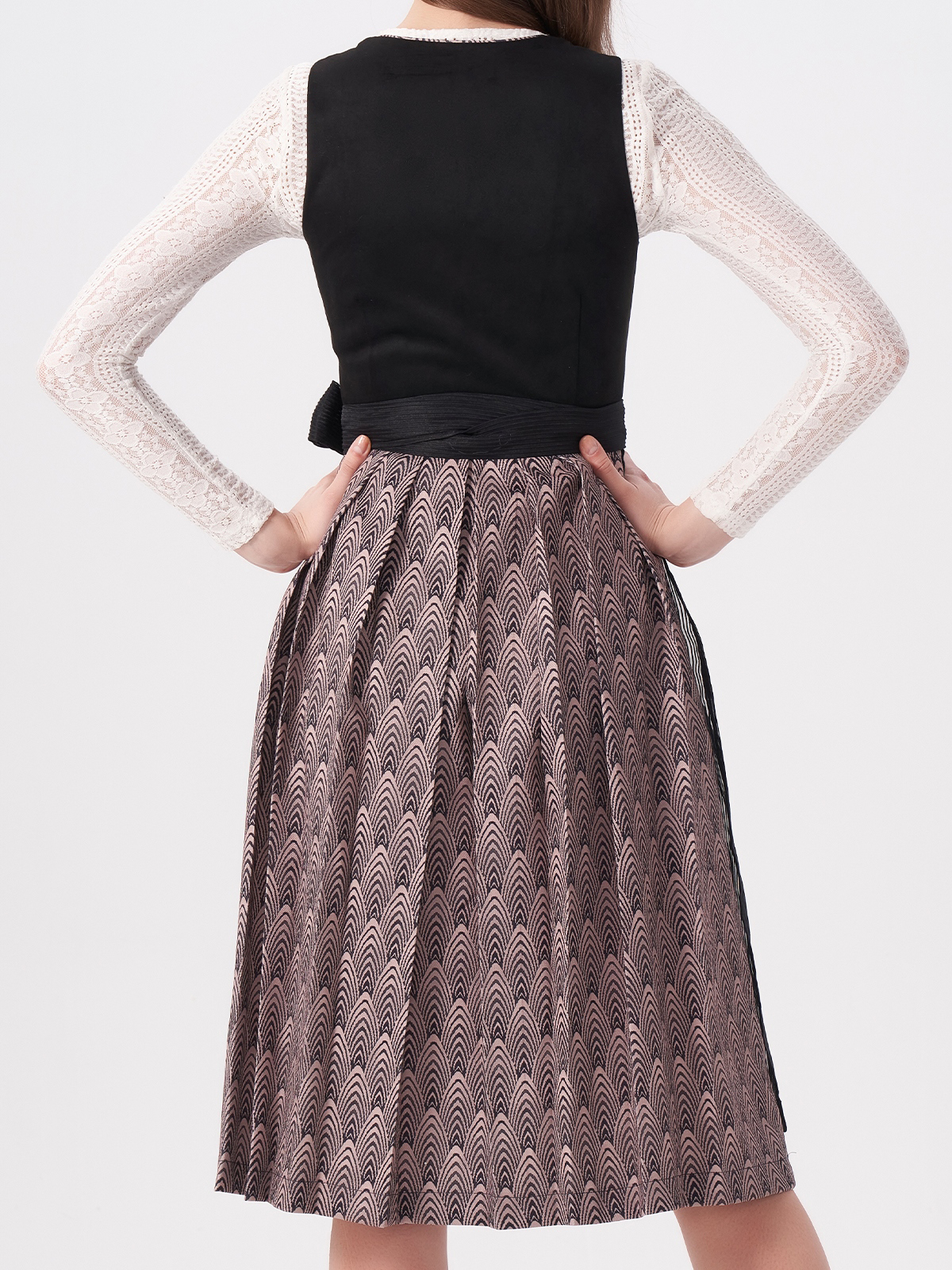 Modernes Dirndl in Schwarz – perfekt für den urbanen Look