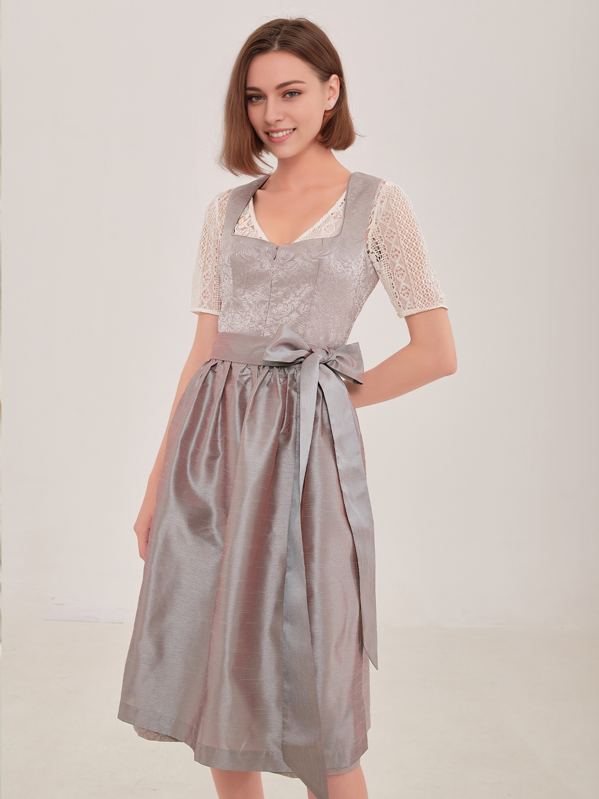 Modernes Dirndl in Grün mit schlanker Silhouette