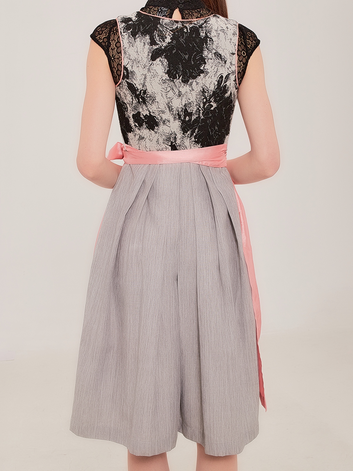 Modernes Dirndl 70 cm in Schwarz – perfekt für den urbanen Look