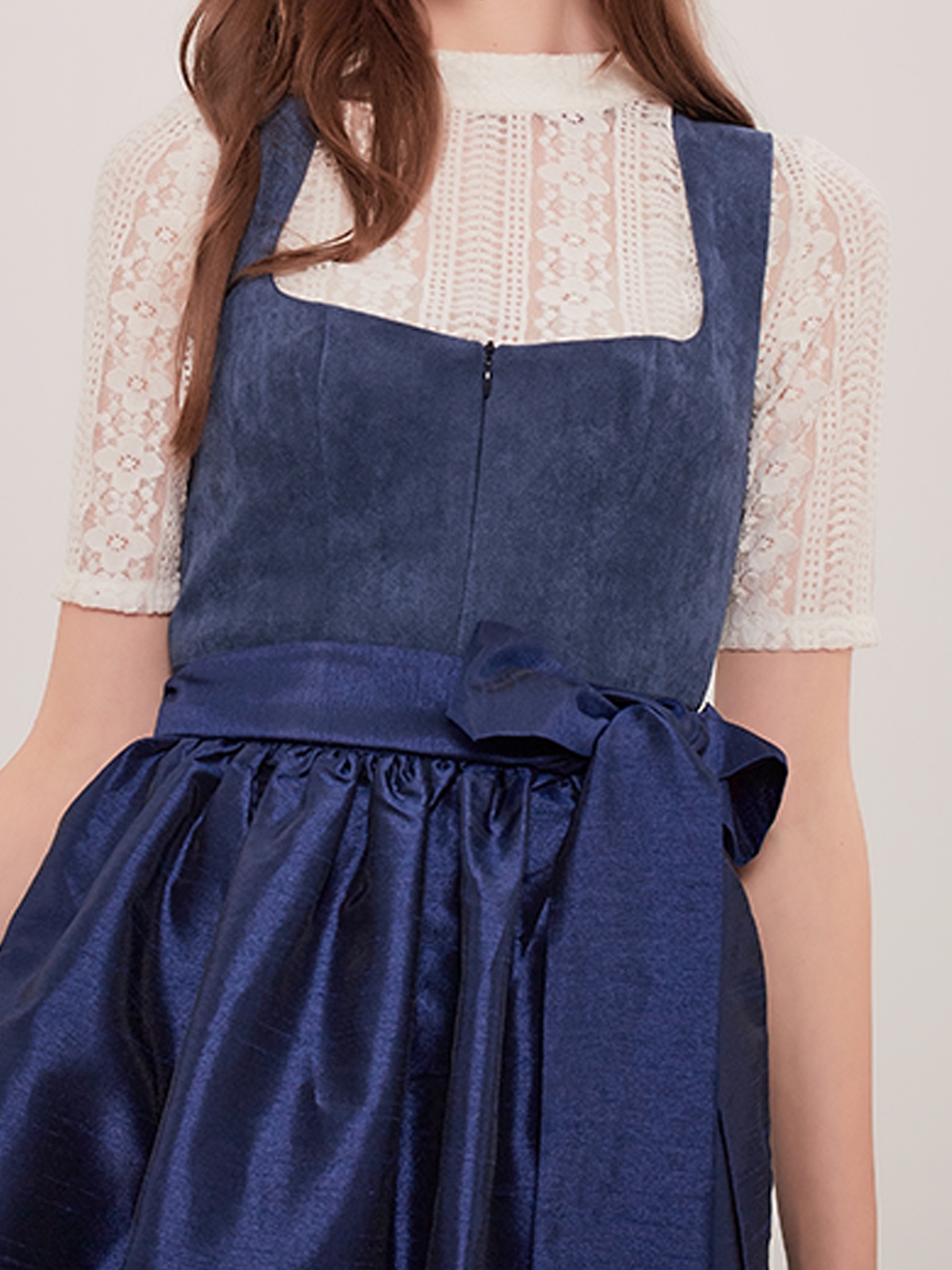 Modernes Dirndl in Blau