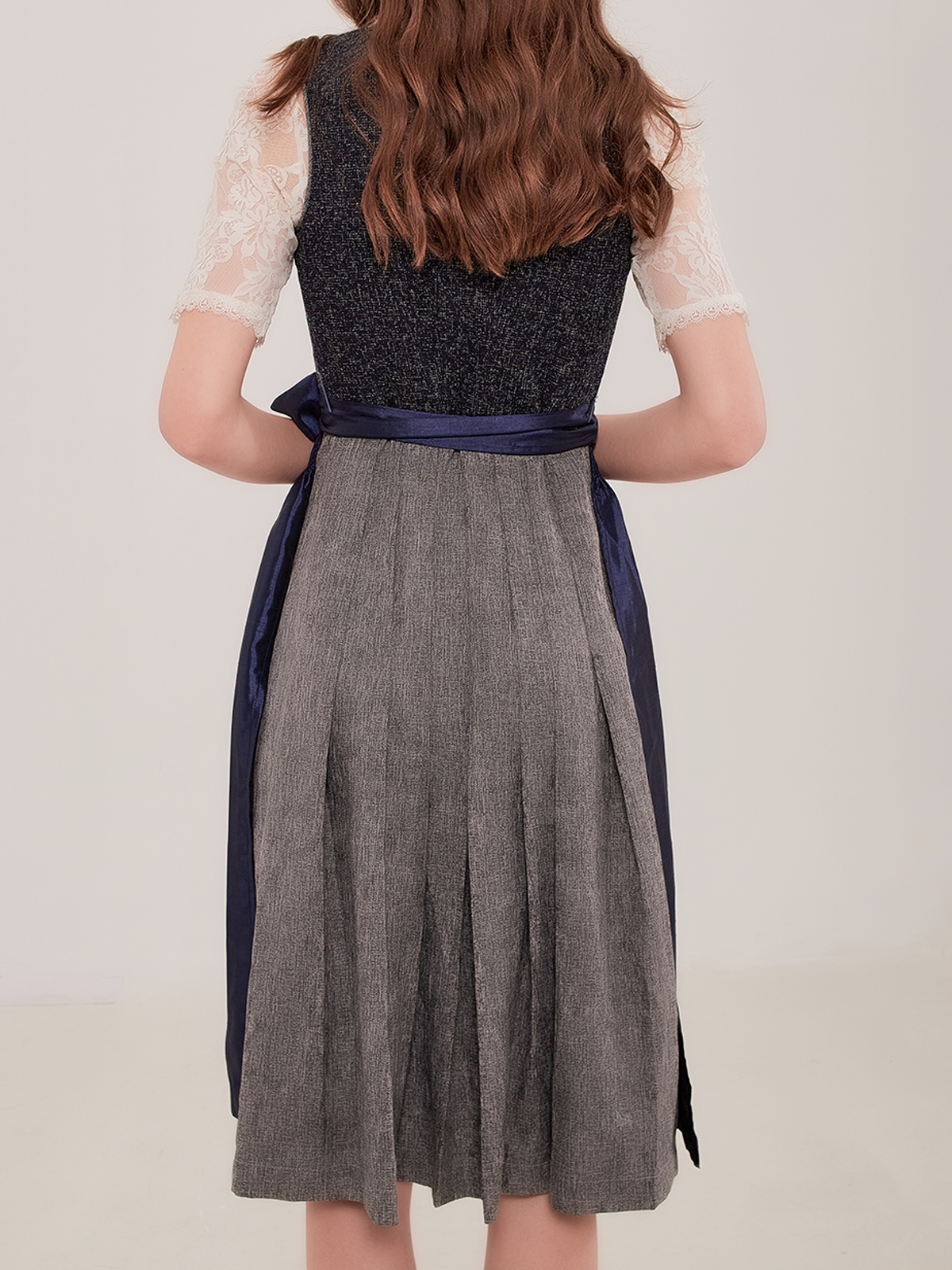 Blaues Samt Dirndl in perfekter Passform