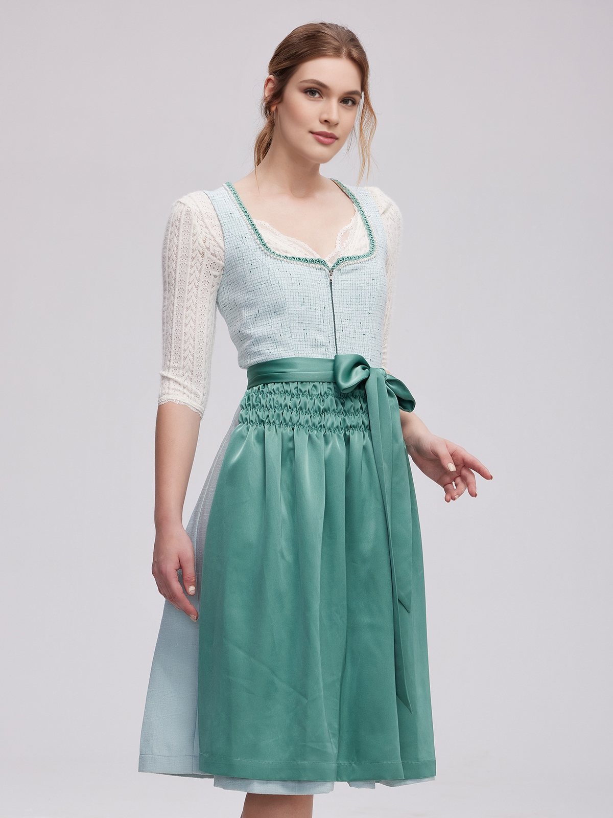Moderne Dirndl mit raffiniertem Auschnitt