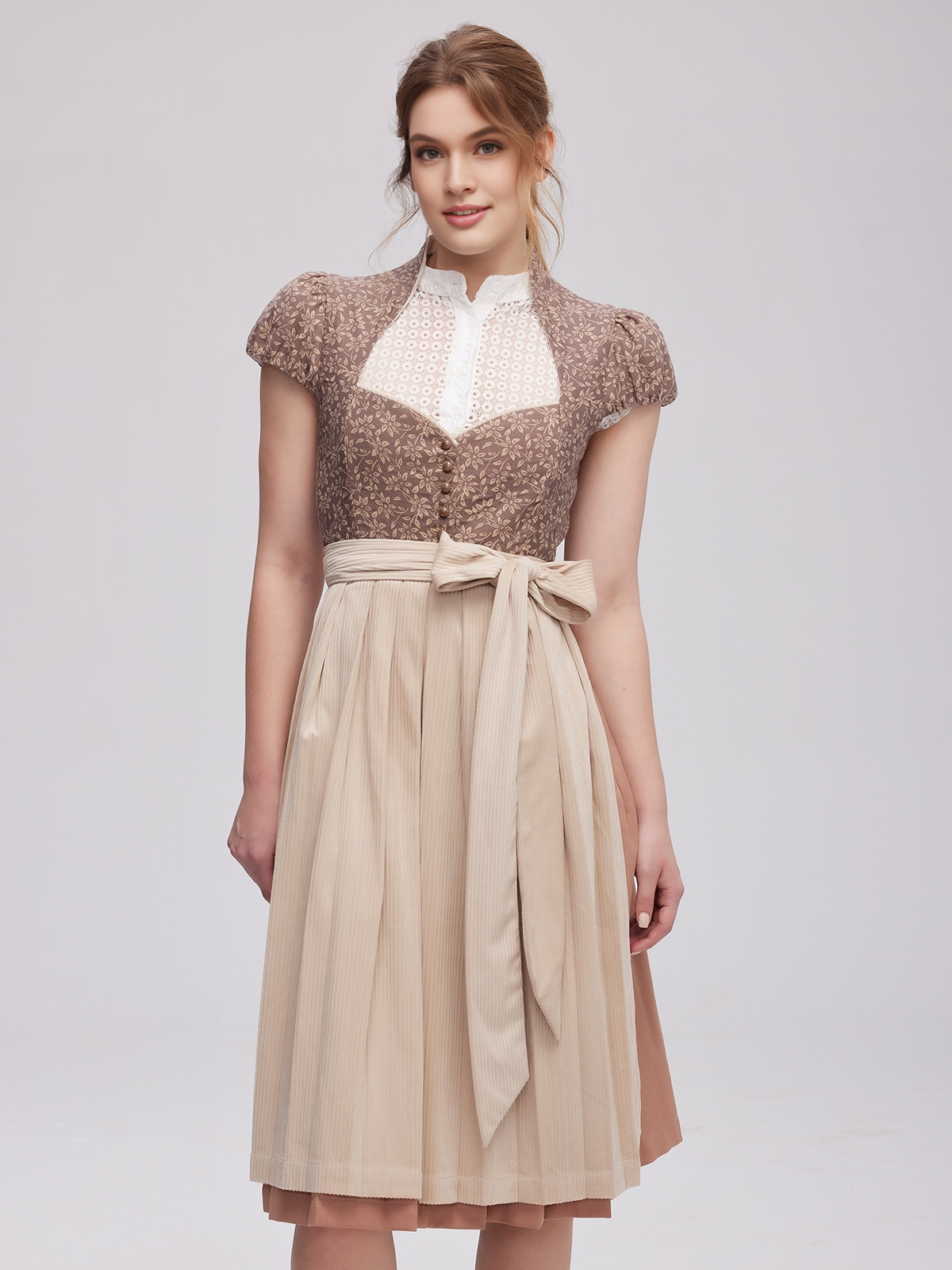 Modernes Dirndl in Braun mit eleganter Taillenbetonung