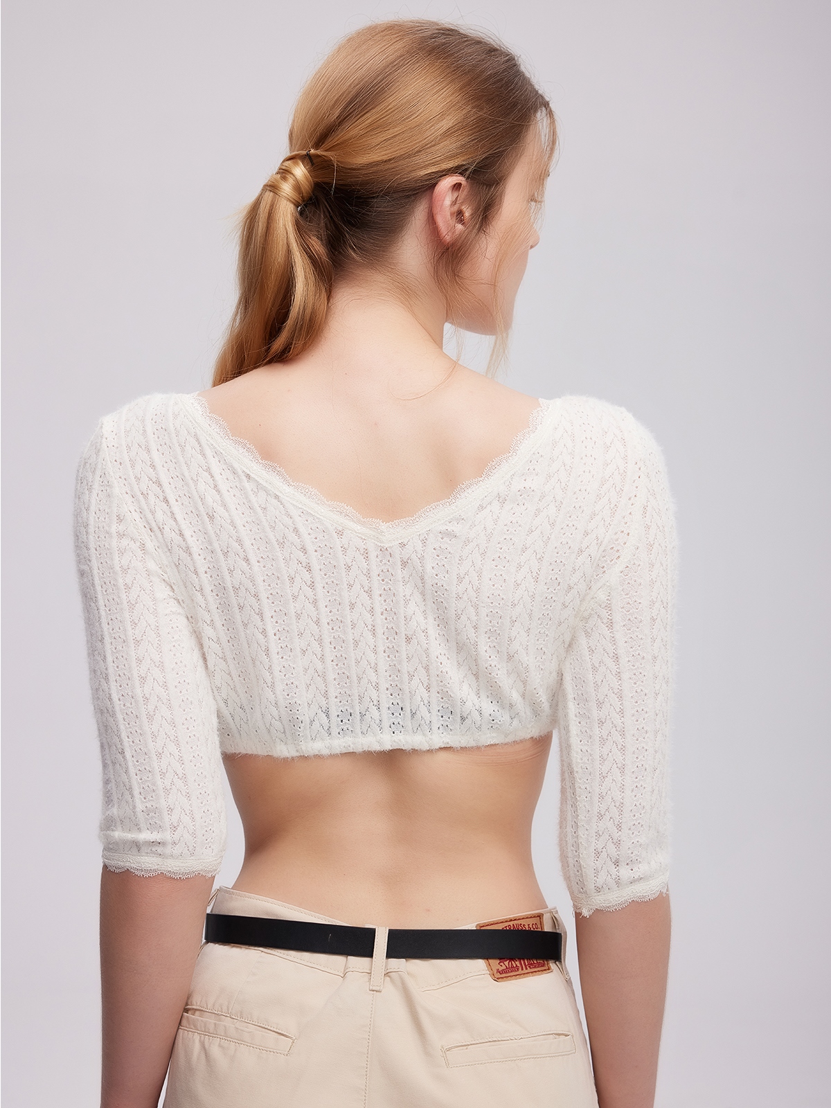 Olivgrünes Dirndl mit weißer Bluse