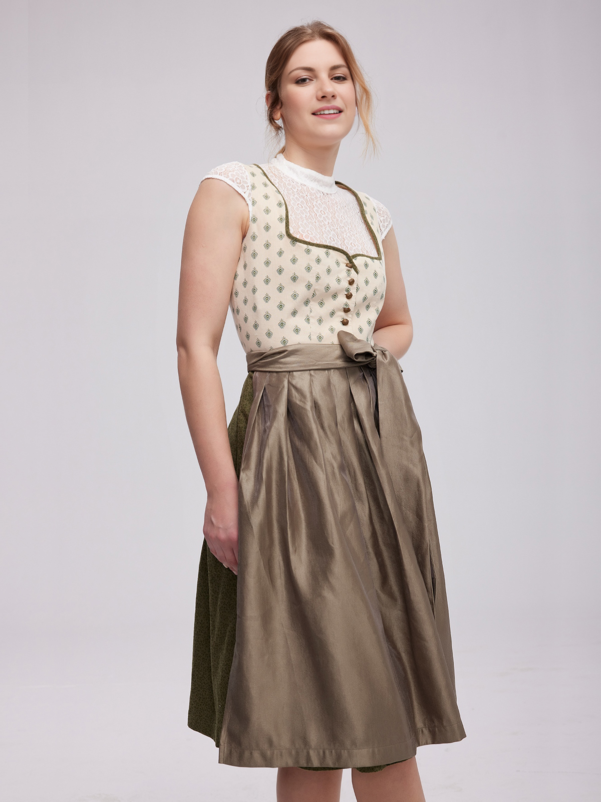 Traumhaftes rosa Dirndl mit feiner Stickerei