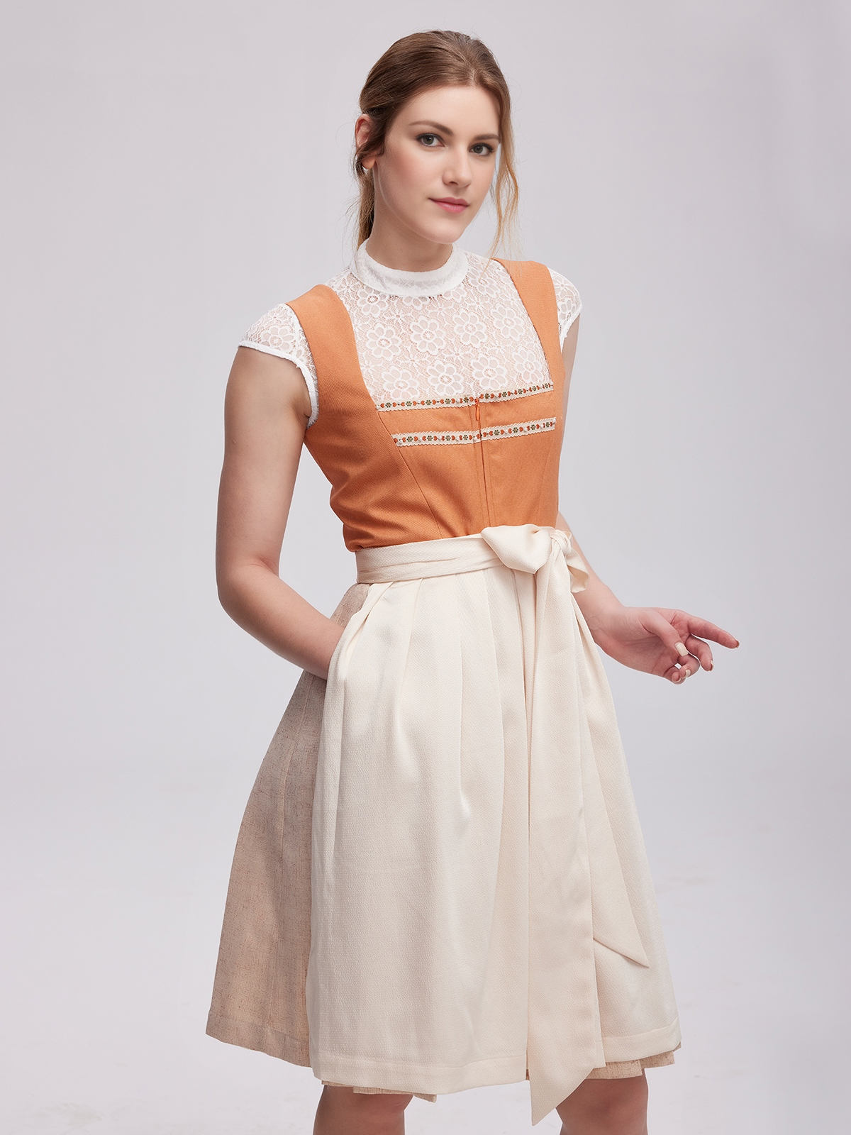 Dirndl in Orange – ein Statement für selbstbewusste Frauen