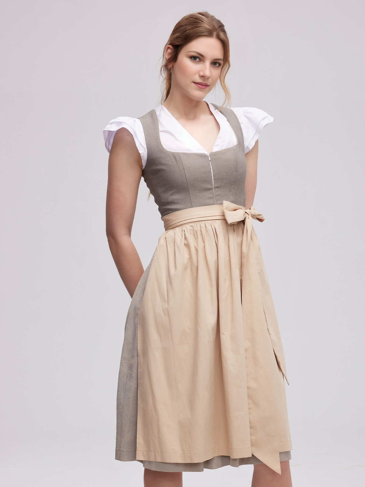 Dirndl aus Samt in Grau