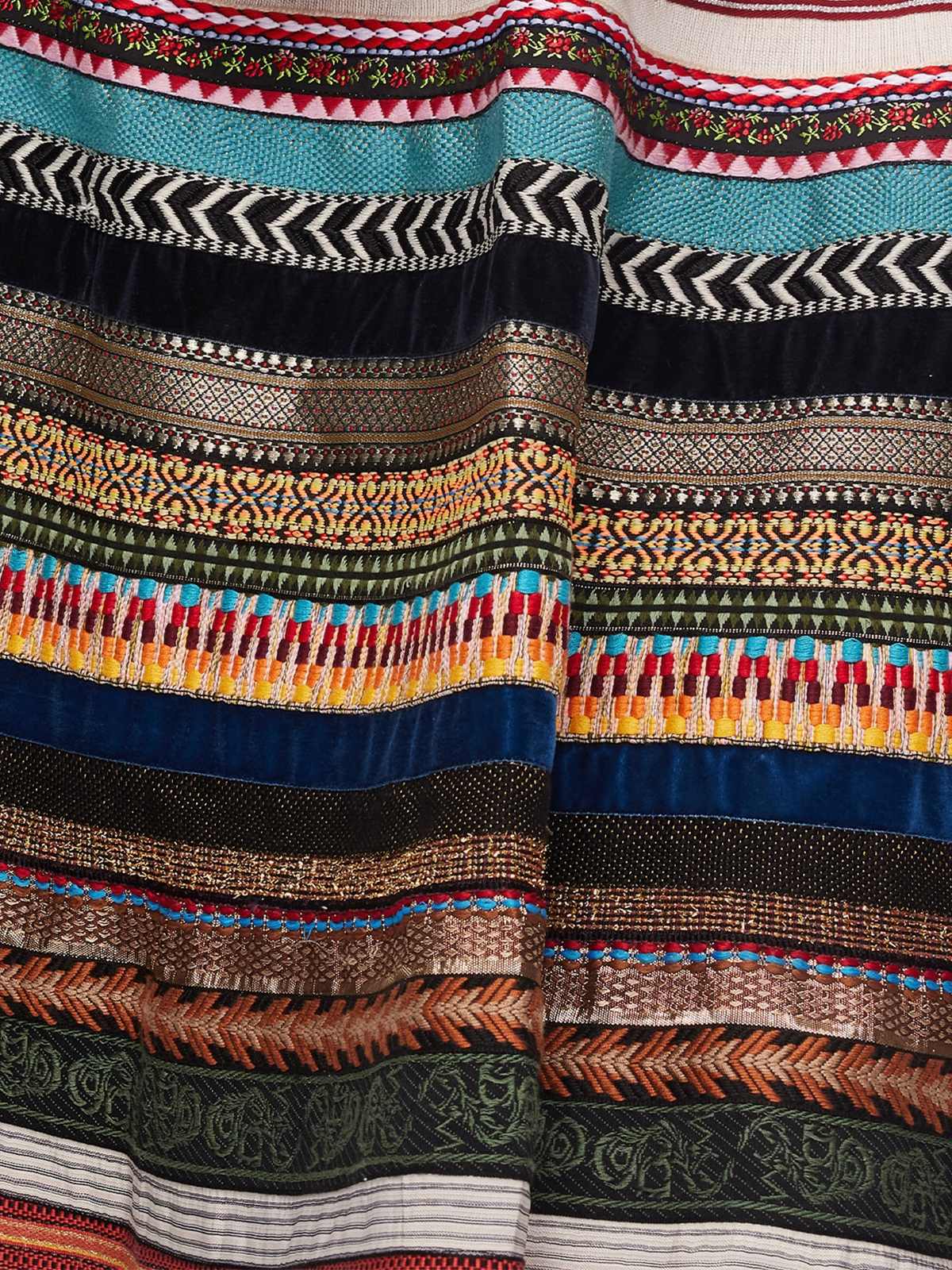 Ein elegantes dunkelblau Dirndl mit feinen Details