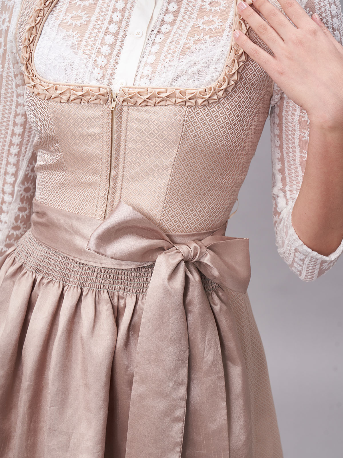 Modernes Dirndl in Beige mit femininem Schnitt