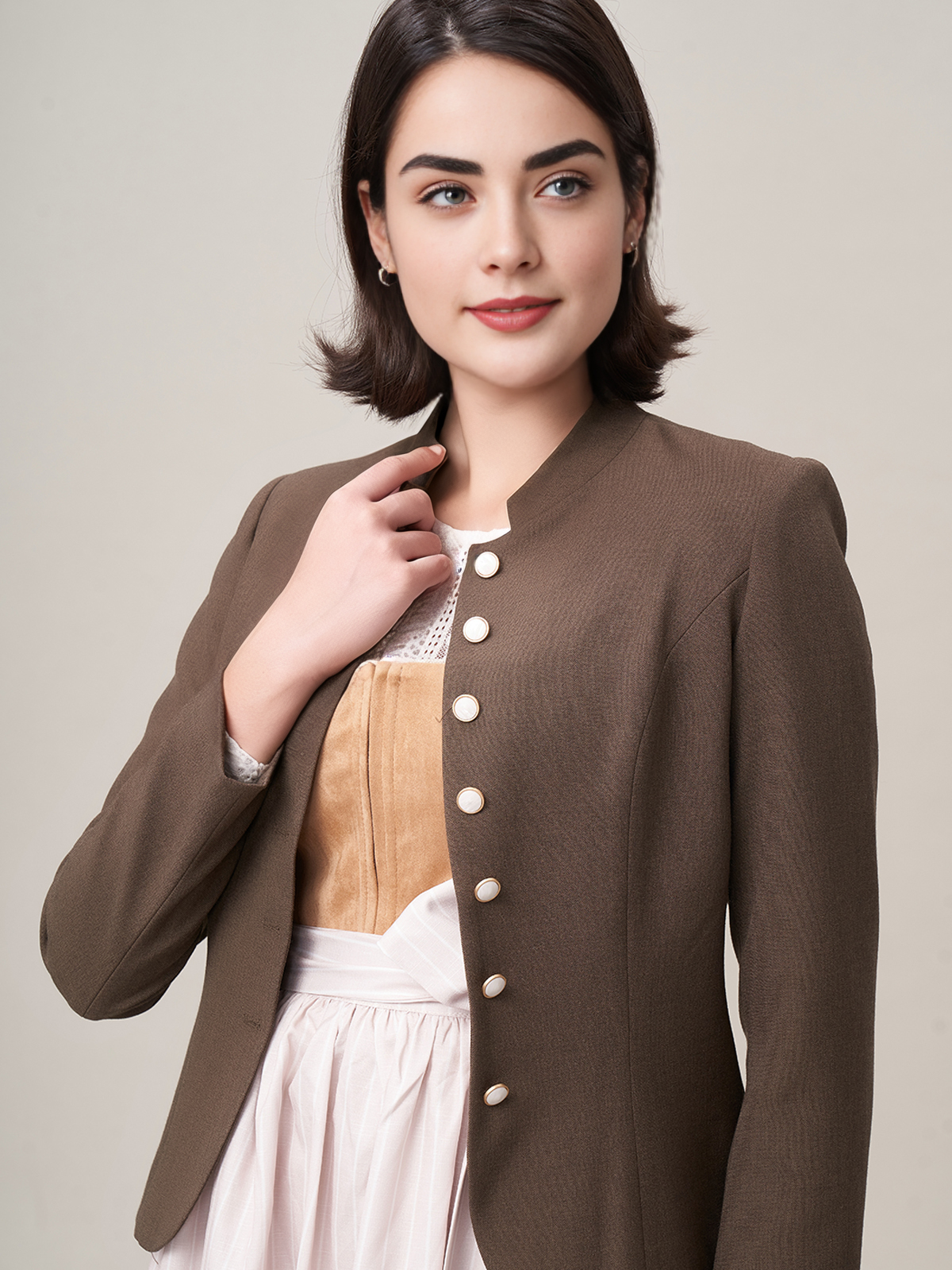 Limberry Dirndl Beige in natürlicher Umgebung