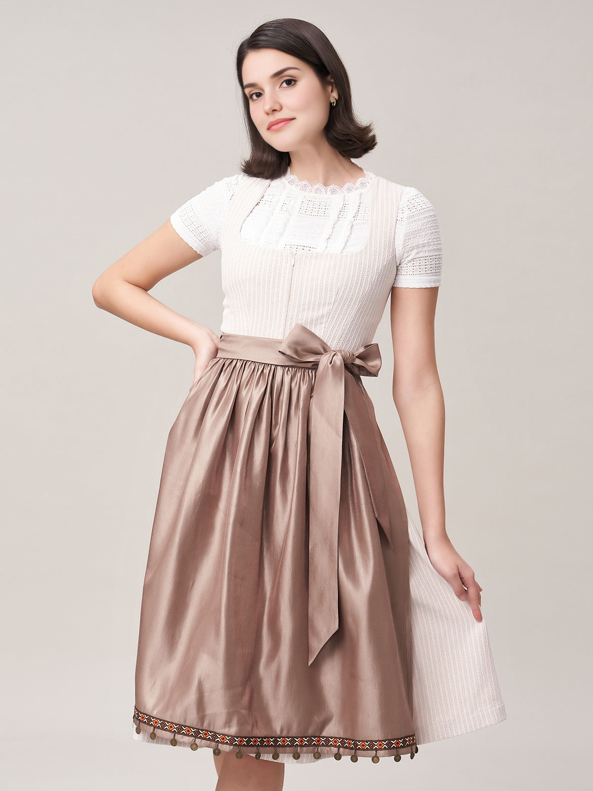 Dirndl in Rose mit Spitzenbluse
