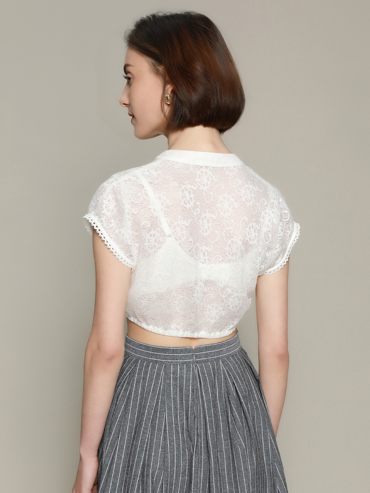 Modernes Dirndl mit weißer Bluse