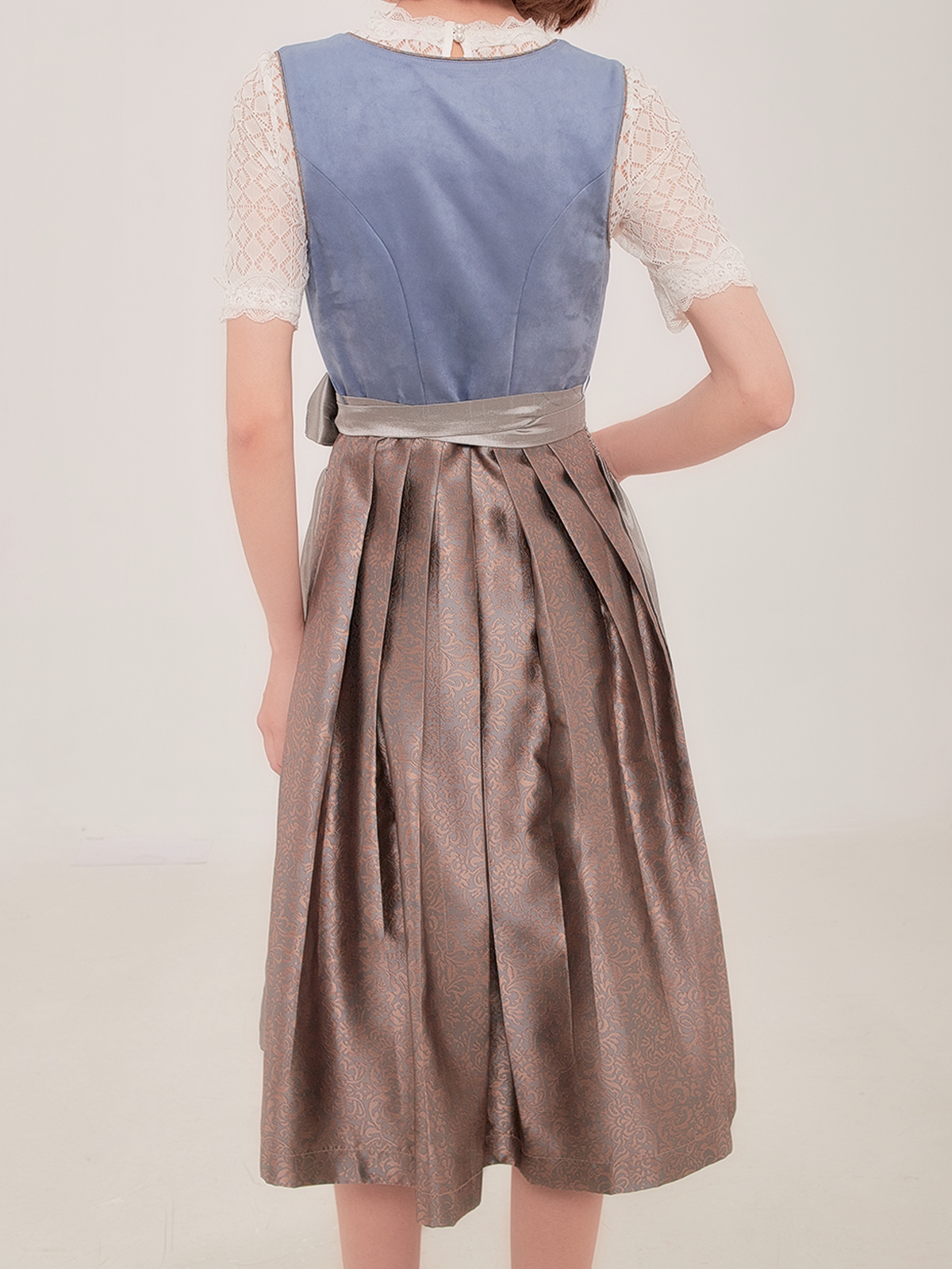 Modernes Dirndl mit tiefem Ausschnitt in Blau