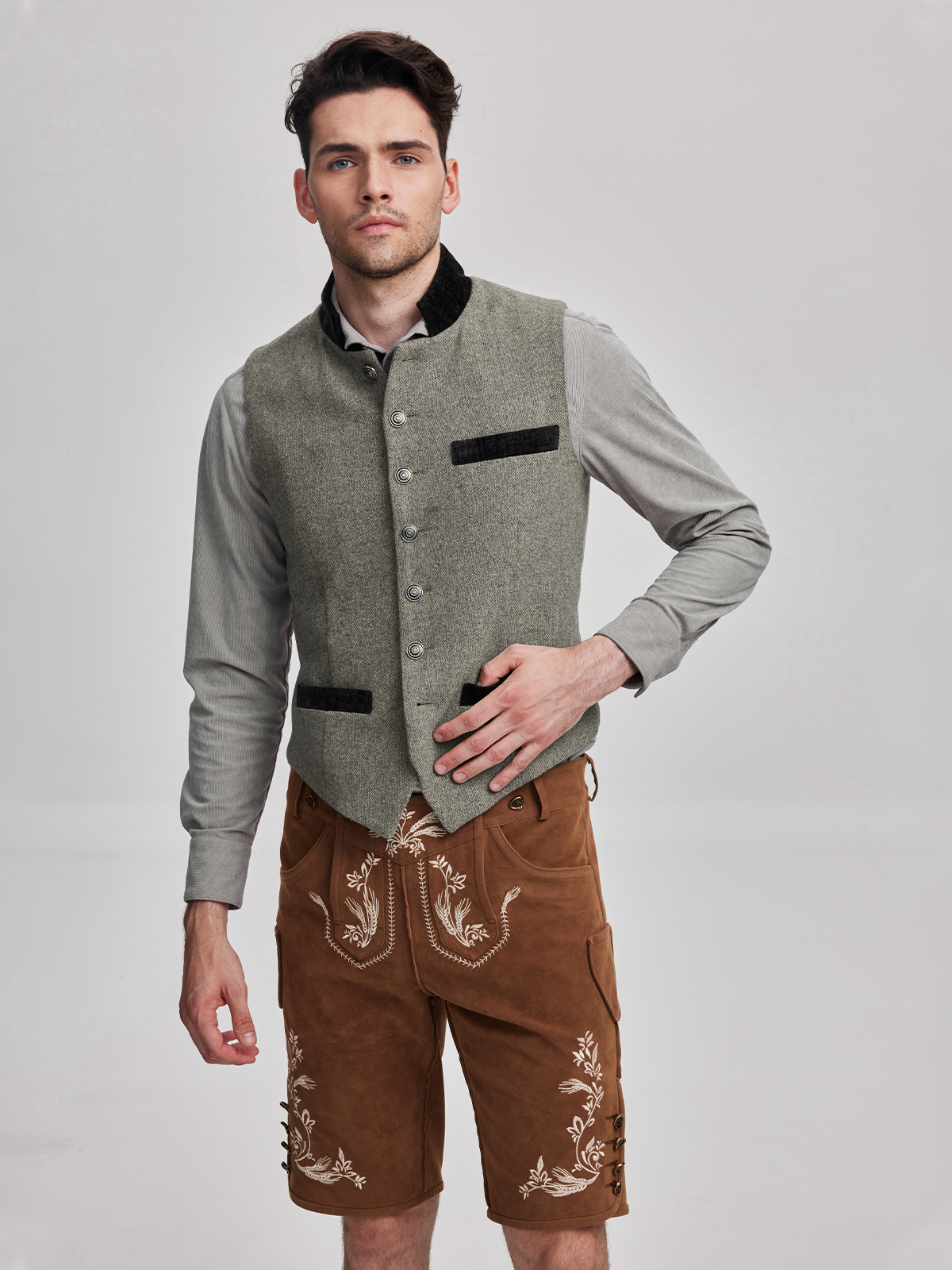 Dirndl in Grau – zeitlos elegant