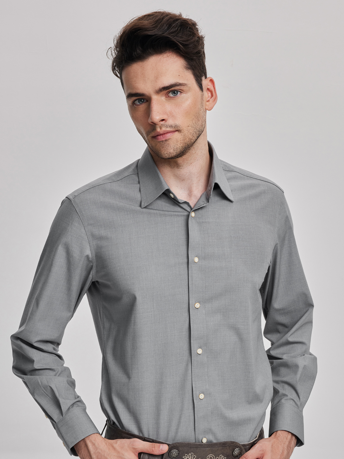 Ein elegantes rotes Dirndl kurz mit grauer Schürze