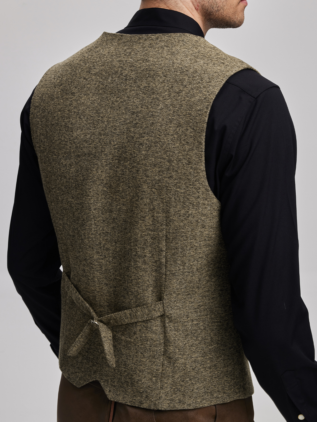 Eine moderne grüne Dirndl mit gelber Weste - perfekt für festliche Anlässe