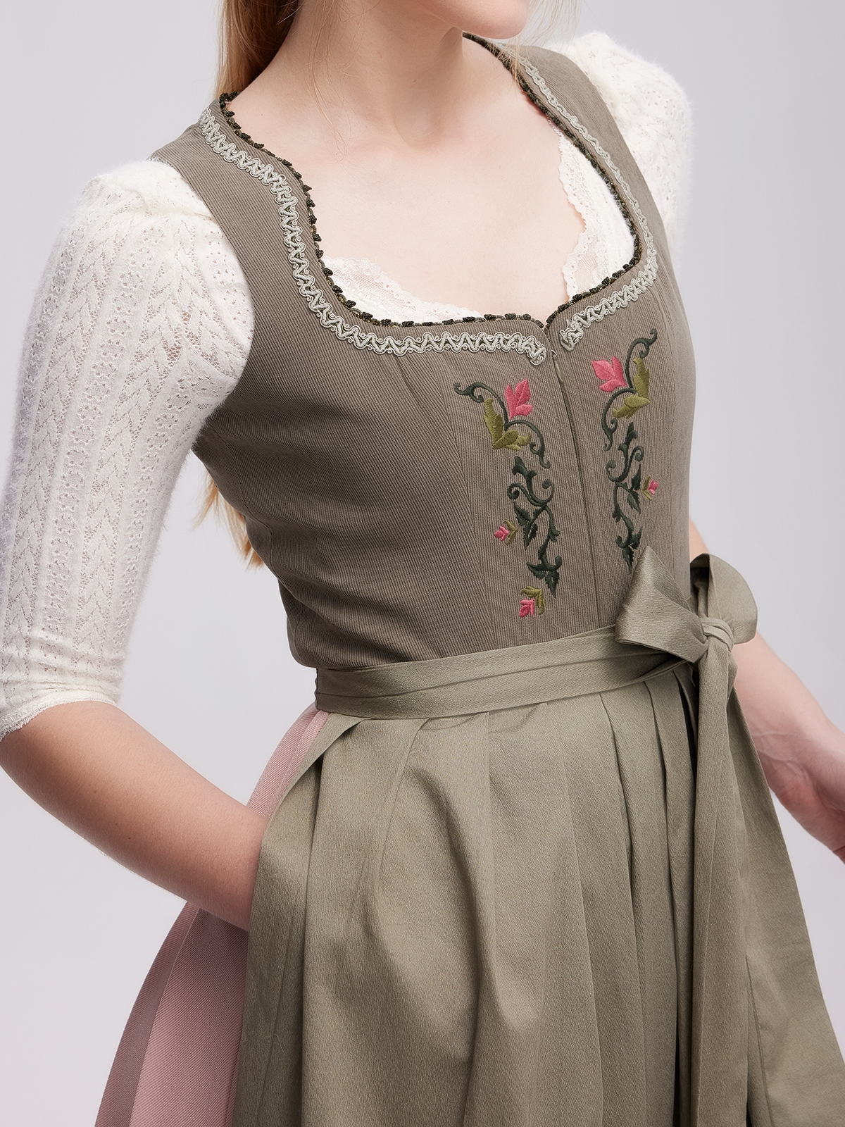 Modernes Dirndl mit Reißverschluss vorne in Grün