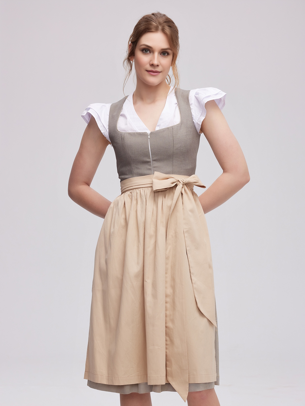 Dirndl in Grau mit modernem Schnitt