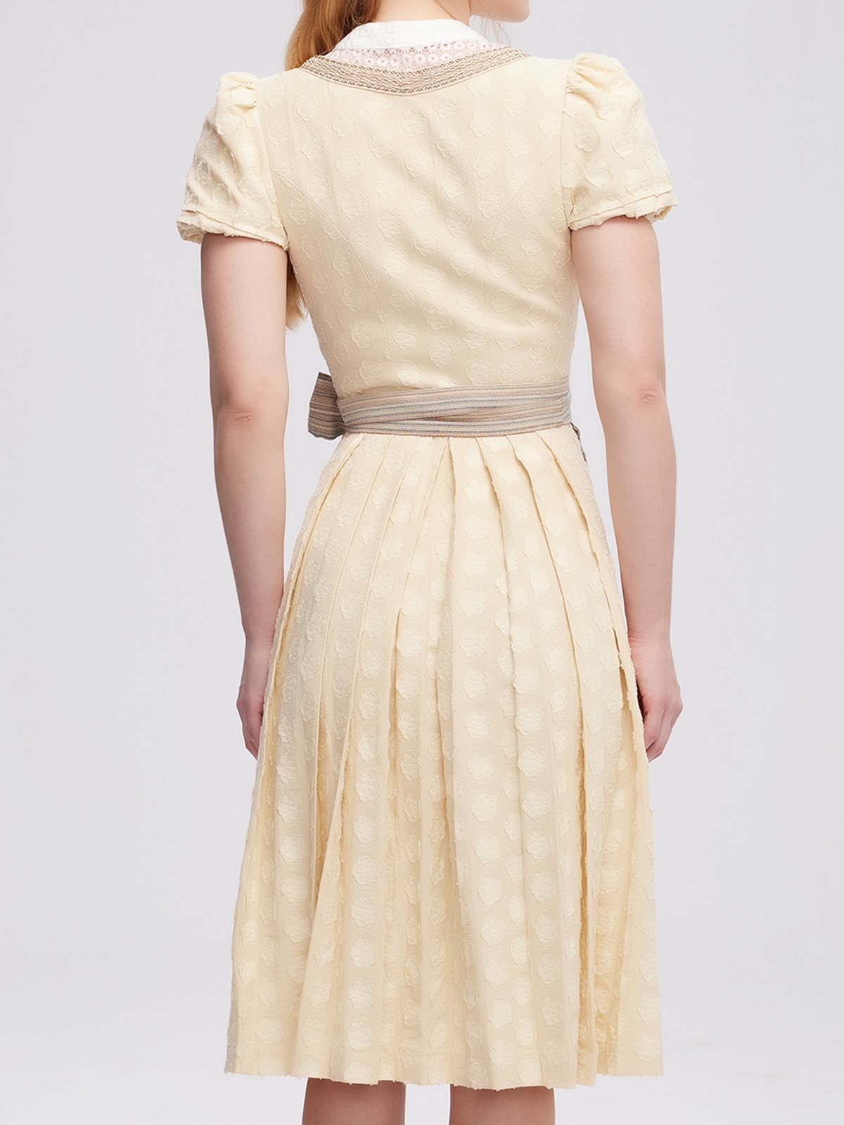 Ein elegantes gelbes Samtdirndl, perfekt für festliche Anlässe