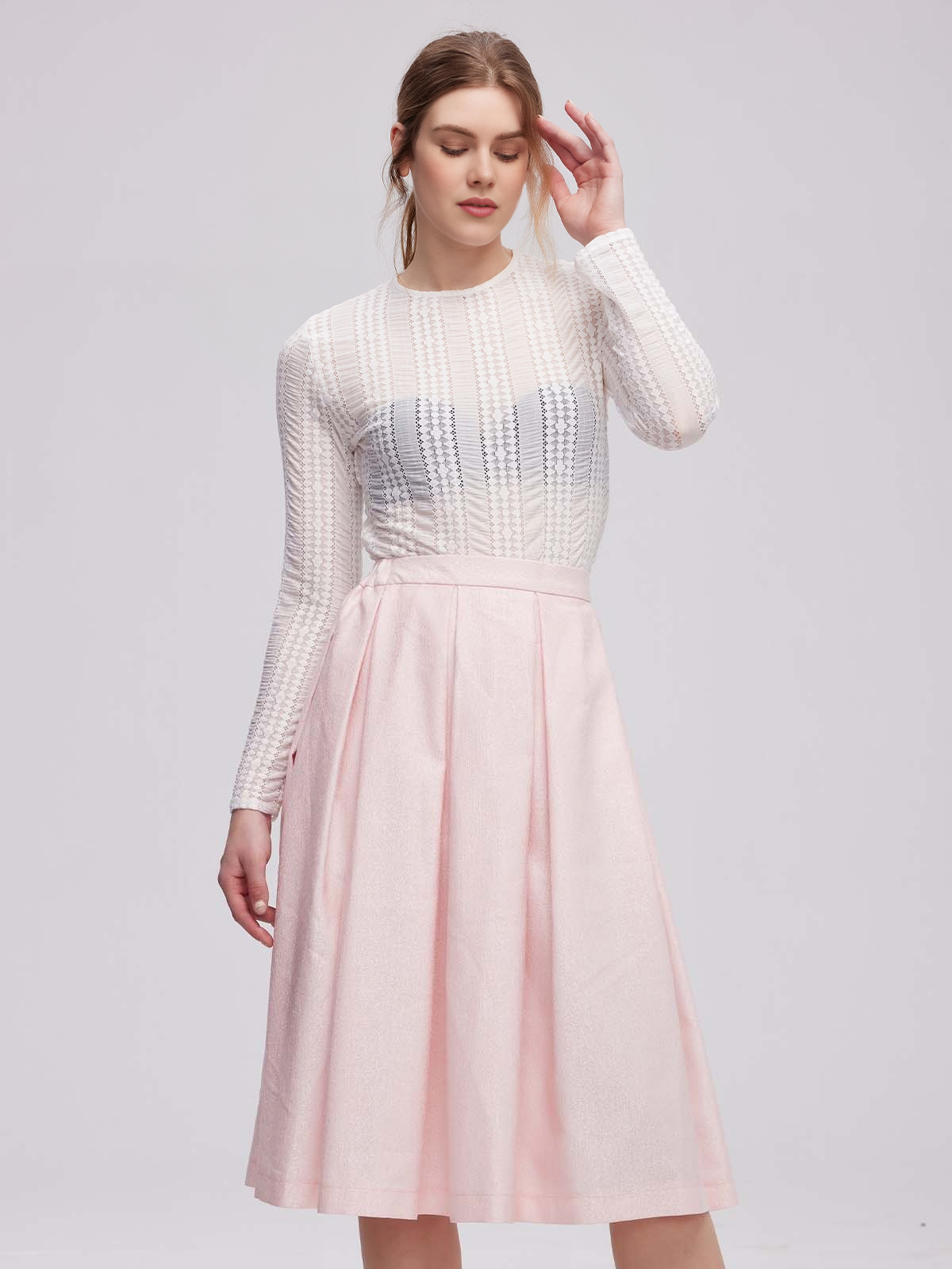 Ein rosa Dirndl mit Spitzendetails und einer weißen Bluse