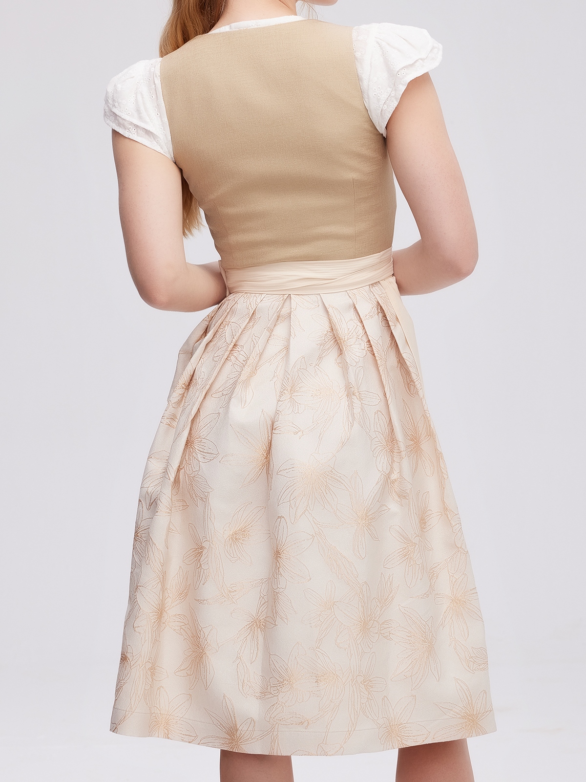 Modernes helles Dirndl in Braun