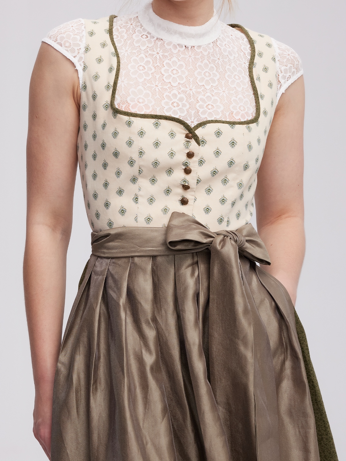Modernes gelbes Dirndl mit figurbetonter Silhouette