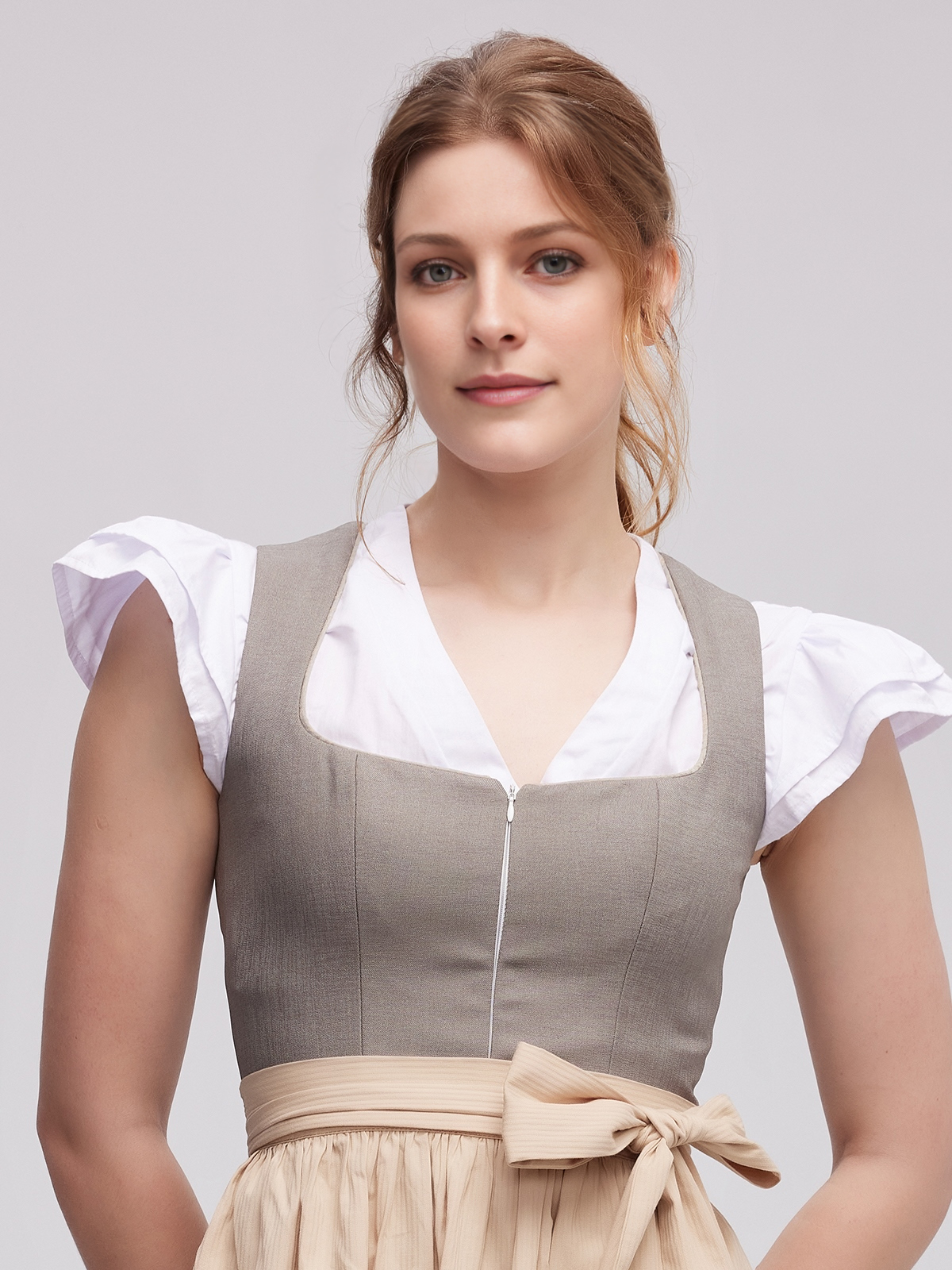 Ein graues Ja Mei Dirndl mit modernem Schnitt und traditionellen Elementen