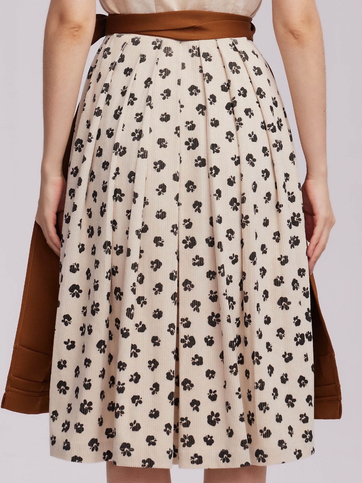 Moderne Dirndl-Kombination in Braun