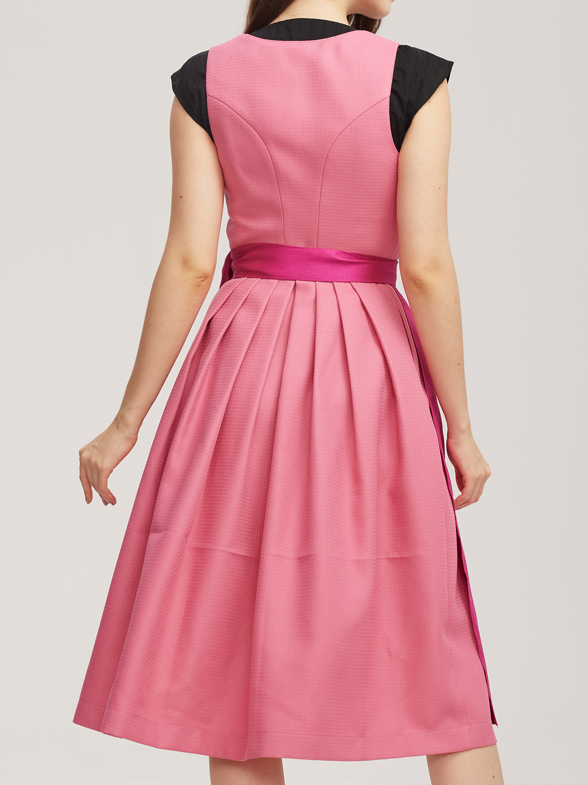 Schwarzes Samt-Dirndl mit pinker Schürze